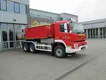 Der neue Wechselladerfahrzeug (WLF) der Freiwilligen Feuerwehr Viersen, stationiert an der Hauptwache.

Standardm��ig ist der Abrollbeh�lter AB-Wasser/Schaum aufgesattelt.

Fahrgestell: Volvo FMX
Aufbau Wechselladereinrichtung: Michels Fahrzeugbau 
Feuerwehrtechnischer Ausbau: Baumeister & Trabant

Abrollbeh�lter:

Hersteller: Laudon

Wassertank 9000 l
Schaummittel 500 l
Tragkraftspritze TS 8/8
2 Schnellangriffseinrichtungen 50 m
2 fest eingebaute Zumischer Z4 R
Monitorschaumrohr. Der WLF ist am 20.10.2012 bei einen Foto Termin in Viersen von mir Aufgenommen worden