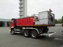 Der neue Wechselladerfahrzeug (WLF) der Freiwilligen Feuerwehr Viersen, stationiert an der Hauptwache.

Standardm��ig ist der Abrollbeh�lter AB-Wasser/Schaum aufgesattelt.

Fahrgestell: Volvo FMX
Aufbau Wechselladereinrichtung: Michels Fahrzeugbau 
Feuerwehrtechnischer Ausbau: Baumeister & Trabant

Abrollbeh�lter:

Hersteller: Laudon

Wassertank 9000 l
Schaummittel 500 l
Tragkraftspritze TS 8/8
2 Schnellangriffseinrichtungen 50 m
2 fest eingebaute Zumischer Z4 R
Monitorschaumrohr. Der WLF ist am 20.10.2012 bei einen Foto Termin in Viersen von mir Aufgenommen worden