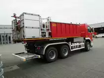 Der neue Wechselladerfahrzeug (WLF) der Freiwilligen Feuerwehr Viersen, stationiert an der Hauptwache.

Standardm��ig ist der Abrollbeh�lter AB-Wasser/Schaum aufgesattelt.

Fahrgestell: Volvo FMX
Aufbau Wechselladereinrichtung: Michels Fahrzeugbau 
Feuerwehrtechnischer Ausbau: Baumeister & Trabant

Abrollbeh�lter:

Hersteller: Laudon

Wassertank 9000 l
Schaummittel 500 l
Tragkraftspritze TS 8/8
2 Schnellangriffseinrichtungen 50 m
2 fest eingebaute Zumischer Z4 R
Monitorschaumrohr. Der WLF ist am 20.10.2012 bei einen Foto Termin in Viersen von mir Aufgenommen worden