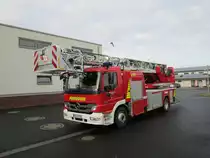 Die neue Drehleiter mit Korb DLK (A) 23-12 (M 32 L-AT) der Freiwilligen Feuerwehr Kempen, L�schzug Kempen.

Fahrgestell: Mercedes Benz Atego 1529 F
Aufbau: Magirus

Abst�tzung:

Magirus-Vario-Abst�tzung
Magirus Abst�tzsicherheitssystem mit Bodendruck�berwachung
Abst�tzbreite: 2.400 mm bis 4.500 mm
Variable Abst�tzbreite, jede St�tze einzeln steuerbar
Leiterstuhl und Leitersatz:

Leiterstuhl mit Niveauregulierung bis zu 10�
Leitersatz mit Arbeitsbereich von -17� bis +75�
Hauptbedienstand
Lagerung f�r Wenderohr, Stromerzeuger und L�fter auf der rechten Seite
Leitersatz 4-teilig, 32 m, Auszug �ber Seilwinde
bis zu 75� Grad abknickbares, 4.700 mm langes, vorderes Leiterteil
Wasserversorgung im obersten Leiterteil bis zum Korb
Ausstattung u.a.:

Stromerzeuger
Druckbel�fter
Die DLK ist am 19.11.2012 bei einem Foto Termin in Kempen von mir aufgenommen worden