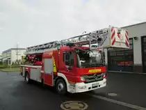 Die neue Drehleiter mit Korb DLK (A) 23-12 (M 32 L-AT) der Freiwilligen Feuerwehr Kempen, L�schzug Kempen.

Fahrgestell: Mercedes Benz Atego 1529 F
Aufbau: Magirus

Abst�tzung:

Magirus-Vario-Abst�tzung
Magirus Abst�tzsicherheitssystem mit Bodendruck�berwachung
Abst�tzbreite: 2.400 mm bis 4.500 mm
Variable Abst�tzbreite, jede St�tze einzeln steuerbar
Leiterstuhl und Leitersatz:

Leiterstuhl mit Niveauregulierung bis zu 10�
Leitersatz mit Arbeitsbereich von -17� bis +75�
Hauptbedienstand
Lagerung f�r Wenderohr, Stromerzeuger und L�fter auf der rechten Seite
Leitersatz 4-teilig, 32 m, Auszug �ber Seilwinde
bis zu 75� Grad abknickbares, 4.700 mm langes, vorderes Leiterteil
Wasserversorgung im obersten Leiterteil bis zum Korb
Ausstattung u.a.:

Stromerzeuger
Druckbel�fter
Die DLK ist am 19.11.2012 bei einem Foto Termin in Kempen von mir aufgenommen worden