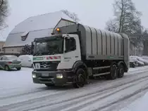 Auch im Winter m�ssen die M�lltonnen entleert werden.Hier ist ein Mercedes M�llfahrzeug am 06.Dezember 2012 im verschneiten Bergen/R�gen unterwegs.