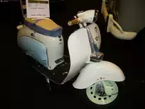 Agrati Garelli Capri 80 Roller. 1960 - 1964. Die Roller der Agrati S.P.A. aus Monticiello waren nicht so verbreitet wie die Modelle von Piaggio/Vespa und Lambretta. Der abgelichtete 80 cm� Roller wurde von einem 3,8 PS starken 1-Zylinderzweitaktmotor aus dem Hause Minarelli angetrieben. Essen Motor Show am 06.12.2012.