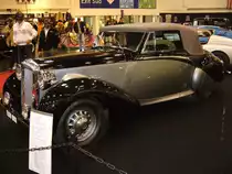 Daimler DB 18 DHC (Dropheadcoupe). Der DB 18 wurde von 1939 - 1950 als 4-t�rige Limousine und Drop Head Coupe, also Cabriolet, produziert. Der 6-Zylinderreihenmotor leistet aus 2.522 cm� Hubraum 70 PS. Der abgelichtete Wagen hat einen Aufbau von Carlton Carriage aus London. Der abgelichtete Wagen wurde h�ufig Sir Winston Churchill zu Representationszwecken zur Verf�gung gestellt. Essen Motor Show am 06.12.2012.