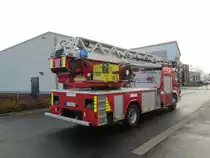 Die neue Drehleiter mit Korb DLK (A) 23-12 (M 32 L-AT) der Freiwilligen Feuerwehr Kempen, L�schzug Kempen. Fahrgestell: Mercedes Benz Atego 1529 F Aufbau: Magirus Abst�tzung: Magirus-Vario-Abst�tzung Magirus Abst�tzsicherheitssystem mit Bodendruck�berwachung Abst�tzbreite: 2.400 mm bis 4.500 mm Variable Abst�tzbreite, jede St�tze einzeln steuerbar Leiterstuhl und Leitersatz: Leiterstuhl mit Niveauregulierung bis zu 10� Leitersatz mit Arbeitsbereich von -17� bis +75� Hauptbedienstand Lagerung f�r Wenderohr, Stromerzeuger und L�fter auf der rechten Seite Leitersatz 4-teilig, 32 m, Auszug �ber Seilwinde bis zu 75� Grad abknickbares, 4.700 mm langes, vorderes Leiterteil Wasserversorgung im obersten Leiterteil bis zum Korb Ausstattung u.a.: Stromerzeuger Druckbel�fter Die DLK ist am 19.11.2012 bei einem Foto Termin in Kempen von mir aufgenommen worden