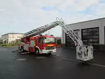 Die neue Drehleiter mit Korb DLK (A) 23-12 (M 32 L-AT) der Freiwilligen Feuerwehr Kempen, L�schzug Kempen. Fahrgestell: Mercedes Benz Atego 1529 F Aufbau: Magirus Abst�tzung: Magirus-Vario-Abst�tzung Magirus Abst�tzsicherheitssystem mit Bodendruck�berwachung Abst�tzbreite: 2.400 mm bis 4.500 mm Variable Abst�tzbreite, jede St�tze einzeln steuerbar Leiterstuhl und Leitersatz: Leiterstuhl mit Niveauregulierung bis zu 10� Leitersatz mit Arbeitsbereich von -17� bis +75� Hauptbedienstand Lagerung f�r Wenderohr, Stromerzeuger und L�fter auf der rechten Seite Leitersatz 4-teilig, 32 m, Auszug �ber Seilwinde bis zu 75� Grad abknickbares, 4.700 mm langes, vorderes Leiterteil Wasserversorgung im obersten Leiterteil bis zum Korb Ausstattung u.a.: Stromerzeuger Druckbel�fter Die DLK ist am 19.11.2012 bei einem Foto Termin in Kempen von mir aufgenommen worden