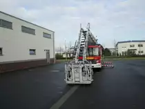 Die neue Drehleiter mit Korb DLK (A) 23-12 (M 32 L-AT) der Freiwilligen Feuerwehr Kempen, L�schzug Kempen. Fahrgestell: Mercedes Benz Atego 1529 F Aufbau: Magirus Abst�tzung: Magirus-Vario-Abst�tzung Magirus Abst�tzsicherheitssystem mit Bodendruck�berwachung Abst�tzbreite: 2.400 mm bis 4.500 mm Variable Abst�tzbreite, jede St�tze einzeln steuerbar Leiterstuhl und Leitersatz: Leiterstuhl mit Niveauregulierung bis zu 10� Leitersatz mit Arbeitsbereich von -17� bis +75� Hauptbedienstand Lagerung f�r Wenderohr, Stromerzeuger und L�fter auf der rechten Seite Leitersatz 4-teilig, 32 m, Auszug �ber Seilwinde bis zu 75� Grad abknickbares, 4.700 mm langes, vorderes Leiterteil Wasserversorgung im obersten Leiterteil bis zum Korb Ausstattung u.a.: Stromerzeuger Druckbel�fter Die DLK ist am 19.11.2012 bei einem Foto Termin in Kempen von mir aufgenommen worden
