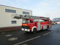 	
Drehleiter mit Korb (DLK 23-12) der Freiwilligen Feuerwehr Kempen, L�schzug Kempen.

Technische Daten:

Iveco 140-25 A
Aufbau durch die Firma Magirus
Ausstattung:

NormbeladungDie DLK ist am 19.11.2012 bei einem Foto Termin in Kempen von mir aufgenommen worden

