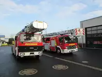 Die neue Drehleiter mit Korb DLK (A) 23-12 (M 32 L-AT) der Freiwilligen Feuerwehr Kempen, L�schzug Kempen. Fahrgestell: Mercedes Benz Atego 1529 F Aufbau: Magirus Abst�tzung: Magirus-Vario-Abst�tzung Magirus Abst�tzsicherheitssystem mit Bodendruck�berwachung Abst�tzbreite: 2.400 mm bis 4.500 mm Variable Abst�tzbreite, jede St�tze einzeln steuerbar Leiterstuhl und Leitersatz: Leiterstuhl mit Niveauregulierung bis zu 10� Leitersatz mit Arbeitsbereich von -17� bis +75� Hauptbedienstand Lagerung f�r Wenderohr, Stromerzeuger und L�fter auf der rechten Seite Leitersatz 4-teilig, 32 m, Auszug �ber Seilwinde bis zu 75� Grad abknickbares, 4.700 mm langes, vorderes Leiterteil Wasserversorgung im obersten Leiterteil bis zum Korb Ausstattung u.a.: Stromerzeuger Druckbel�fter Die DLK ist am 19.11.2012 bei einem Foto Termin in Kempen von mir aufgenommen worden	

Drehleiter mit Korb (DLK 23-12) der Freiwilligen Feuerwehr Kempen, L�schzug Kempen.

Technische Daten:

Iveco 140-25 A
Aufbau durch die Firma Magirus
Ausstattung:

Normbeladung
Die DLK ist am 19.11.2012 bei einem Foto Termin in Kempen von mir aufgenommen worden	