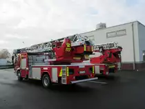 Die neue Drehleiter mit Korb DLK (A) 23-12 (M 32 L-AT) der Freiwilligen Feuerwehr Kempen, L�schzug Kempen. Fahrgestell: Mercedes Benz Atego 1529 F Aufbau: Magirus Abst�tzung: Magirus-Vario-Abst�tzung Magirus Abst�tzsicherheitssystem mit Bodendruck�berwachung Abst�tzbreite: 2.400 mm bis 4.500 mm Variable Abst�tzbreite, jede St�tze einzeln steuerbar Leiterstuhl und Leitersatz: Leiterstuhl mit Niveauregulierung bis zu 10� Leitersatz mit Arbeitsbereich von -17� bis +75� Hauptbedienstand Lagerung f�r Wenderohr, Stromerzeuger und L�fter auf der rechten Seite Leitersatz 4-teilig, 32 m, Auszug �ber Seilwinde bis zu 75� Grad abknickbares, 4.700 mm langes, vorderes Leiterteil Wasserversorgung im obersten Leiterteil bis zum Korb Ausstattung u.a.: Stromerzeuger Druckbel�fter Die DLK ist am 19.11.2012 bei einem Foto Termin in Kempen von mir aufgenommen worden	 Drehleiter mit Korb (DLK 23-12) der Freiwilligen Feuerwehr Kempen, L�schzug Kempen. Technische Daten: Iveco 140-25 A Aufbau durch die Firma Magirus Ausstattung: Normbeladung Die DLK ist am 19.11.2012 bei einem Foto Termin in Kempen von mir aufgenommen worden Die DLK ist am 19.11.2012 bei einem Foto Termin in Kempen von mir aufgenommen worden
