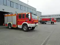 Hilfeleistungsl�schfahrzeug (HLF 20/16) der Freilligen Feuerwehr Viersen 1L�schgruppe Stadtmitte
Funkrufname: Florian Viersen 08/43/11
Fahrgestell: Iveco FF 140E30 W
Aufbau: Magirus
Baujahr: 2007
PS: 299
zul. Gesamtgewicht: 14 t
Kraftstoffbeh�lter: 120 l Dieselkraftstoff
Automatikgetriebe
Allrad-Fahrgestell (Singlebereifung)
R�ckfahrkamera
Heckwarnsystem
Standheizung
Hygienewand
Besatzung: 1/8
FPN 10/2000 Nennf�rderstrom: 2000 l/min bei Nennf�rderdruck: 10 bar
FireDos Schaummittelzumischanlage
Ausgangsdruckautomatik
L�schmittelbeh�lter: 2000 l mit Tankf�llstandsregelung automatisch
Schaummittelbeh�lter: 120 l
6 Atemschutzger�te davon 2 im Mannschaftsraum
4 Handfunksprechger�te 2m Band
Hydraulisches Rettungsger�t: Spreizer SP49 und Schere S200
Hydraulisches Rettungsger�t: Rettungszylindersatz RZ 1-3 und Pedalschneider
Mehrzweckzug Z16 (16 kN) mit Zubeh�r
Stromerzeuger Nennleistung: 8 kVA
Lichtmast 2 x 1000 W Scheinwerfer am Heck mit Fernbedienung
�berdruckbel�ftungsger�t
3 teilige Schiebleiter mit Entladehilfe
4 teilige Steckleiter Das HLF ist beim Foto Termin am 20.10.12 von mir aufgenommenworden


Der neue Wechselladerfahrzeug (WLF) der Freiwilligen Feuerwehr Viersen, stationiert an der Hauptwache. Standardm��ig ist der Abrollbeh�lter AB-Wasser/Schaum aufgesattelt. Fahrgestell: Volvo FMX Aufbau Wechselladereinrichtung: Michels Fahrzeugbau Feuerwehrtechnischer Ausbau: Baumeister & Trabant Abrollbeh�lter: Hersteller: Laudon Wassertank 9000 l Schaummittel 500 l Tragkraftspritze TS 8/8 2 Schnellangriffseinrichtungen 50 m 2 fest eingebaute Zumischer Z4 R Monitorschaumrohr. Der WLF ist am 20.10.2012 bei einen Foto Termin in Viersen von mir Aufgenommen worden