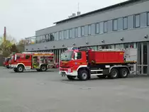 Hilfeleistungsl�schfahrzeug (HLF 20/16) der Freilligen Feuerwehr Viersen 1L�schgruppe Stadtmitte Funkrufname: Florian Viersen 08/43/11 Fahrgestell: Iveco FF 140E30 W Aufbau: Magirus Baujahr: 2007 PS: 299 zul. Gesamtgewicht: 14 t Kraftstoffbeh�lter: 120 l Dieselkraftstoff Automatikgetriebe Allrad-Fahrgestell (Singlebereifung) R�ckfahrkamera Heckwarnsystem Standheizung Hygienewand Besatzung: 1/8 FPN 10/2000 Nennf�rderstrom: 2000 l/min bei Nennf�rderdruck: 10 bar FireDos Schaummittelzumischanlage Ausgangsdruckautomatik L�schmittelbeh�lter: 2000 l mit Tankf�llstandsregelung automatisch Schaummittelbeh�lter: 120 l 6 Atemschutzger�te davon 2 im Mannschaftsraum 4 Handfunksprechger�te 2m Band Hydraulisches Rettungsger�t: Spreizer SP49 und Schere S200 Hydraulisches Rettungsger�t: Rettungszylindersatz RZ 1-3 und Pedalschneider Mehrzweckzug Z16 (16 kN) mit Zubeh�r Stromerzeuger Nennleistung: 8 kVA Lichtmast 2 x 1000 W Scheinwerfer am Heck mit Fernbedienung �berdruckbel�ftungsger�t 3 teilige Schiebleiter mit Entladehilfe 4 teilige Steckleiter Das HLF ist beim Foto Termin am 20.10.12 von mir aufgenommenworden Der neue Wechselladerfahrzeug (WLF) der Freiwilligen Feuerwehr Viersen, stationiert an der Hauptwache. Standardm��ig ist der Abrollbeh�lter AB-Wasser/Schaum aufgesattelt. Fahrgestell: Volvo FMX Aufbau Wechselladereinrichtung: Michels Fahrzeugbau Feuerwehrtechnischer Ausbau: Baumeister & Trabant Abrollbeh�lter: Hersteller: Laudon Wassertank 9000 l Schaummittel 500 l Tragkraftspritze TS 8/8 2 Schnellangriffseinrichtungen 50 m 2 fest eingebaute Zumischer Z4 R Monitorschaumrohr. Der WLF ist am 20.10.2012 bei einen Foto Termin in Viersen von mir Aufgenommen worden
