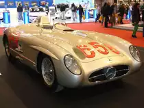 Mercedes Benz 300 SLR. Hier wurde eines der Siegerfahrzeuge der Weltmeisterschaft 1955 abgelichtet. Dieser Wagen wurde unter anderem von den Rennfahrerlegenden Juan Manuel Fangio, Stirling Moss, KarlKling und Hans Herrman pilotiert. Essen Motor Show am 06.12.2012.