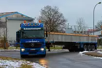 Schwertransporter mit dem zweiten Teil des Betonschwimmstegs der Marina Systeme GmbH. - 04.12.2012