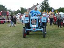 Eicher mit seinem stolzen Besitzer anl. der Oldtimerschau in 76689 Karlsdorf-Neuthard am 29.06.08
