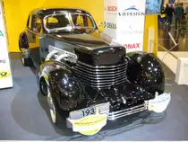 Cord 812 Sedan von 1937. Dieses Modell wird bereits 1936 als Cord 810 vorgestellt. Das von Gordon Buehrig entworfene Design mit der  Sargnase  genannten Haube und Frontantrieb, kam bei den Kunden gut an. Mit diesem, sehr voreilig und nicht ausgereift auf den Markt gebrachten Modell, schaffte es die Marke aus Auburn/Indiana von Platz 22 der US-amerikanischen Zulassungsstatistik auf Platz 16 zu klettern. Der 4.739 cm� gro�e V8-motor mit Kompressor bringt 170 PS an die Kurbelwelle. Essen Motor Show am 0o6.12.2012.