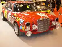 Mercedes Benz W109 6.3/6.8 AMG -Rote Sau-. Hier handelt es sich um einen Nachbau der legend�ren Roten Sau durch die Firma V-Classics/Dresden. Mit einem auf 6.8l aufgebohrten 300 SEL 6.3 ging die damals neu gegr�ndete AMG an den Start des 24-Stunden Rennens von Spa-Franchorchamps/Belgien. Pilotiert wurde der Wagen im Juli 1971 von Hans Heyer und Clemens Schickentanz. Der Lohn f�r die junge AMG Klassensieg und der Platz 2 im Gesamtklassement. Essen Motor Show am 06.12.2012.