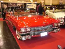 Cadillac Series 62 Convertible von 1959. Die Series 62 (6200) war die niedrigste Ausstattungsvariante des Jahrganges 1959. Der V8-motor leistet 325 PS aus 6.388 cm�.
Um eines dieser Convertible Coupe´s zu erwerben mu�te man mindestens US$ 5.455,00 auf den Tresen des Cadillac Dealers legen. Das passierte f�r diese Karosserieform im Jahr 1959 11.130 mal. Essen Motor Show am 06.12.2012.