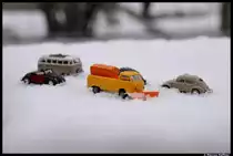 Auch die kleinen Volkswagen-Fahrzeuge haben mit den Schneemassen zu k�mpfen... Aufnahmedatum: 29. November 2012