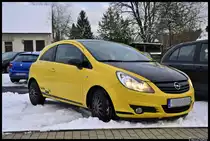 Ein Opel Corsa Color Race am Parkplatz des Bahnhofs Roth am 30. Januar 2012.