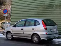NISSAN-Almera u. sein Fahrer halten nicht viel von Parkverbotschildern; 121207