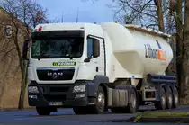 MAN TGS 18.400 mit Feldbinder Silosattelanh�nger auf einem LKW Parkplatz.- 02.12.2012