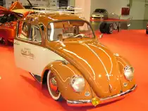VW Typ 1  K�fer  von 1968 mit einem Airride Fahrwerk. Bis auf die Ver�nderung des Fahrwerkes ist der K�fer weitestgehend Original geblieben. Auch die Motorleistung wurde nicht ver�ndert, so das im Heck immer noch ein 4-Zylinderboxermotor mit 34 PS aus 1.2l Hubraum werkelt. Essen Motor Show am 06.12.2012.