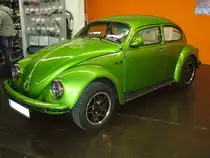 Dachm��ig gechoppter K�fer in viperngr�nmetallic. Essen Motor Show am 06.12.2012.