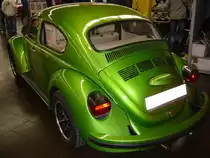 Heckansicht eines viperngr�nen K�fer, der dachm��ig gechoppt wurde. Essen Motor Show am 06.12.2012.