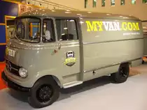 Mercedes Benz L 319D. 1955 - 1965. Die 319´er Reihe gilt als Urahn der Mercedes Benz Transporter Generationen. Der 319 war wahlweise mit einem 1.9l 4-Zylinderbenzinmotor mit 65 PS oder dem legend�ren OM 636 Dieselmotor (OM steht f�r �lmotor) mit 43PS lieferbar. Hier wurde ein Modell des Jahrganges 1960 abgelichtet, das vermutlich einmal seinen Dienst als Zustellfahrzeug versehen hat. Dieses ist aufgrund der Schiebet�ren an der Fahrerkabine sehr wahrscheinlich. Essen Motor Show am 06.12.2012.
