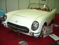 Chevrolet Corvette C1 des Jahrganges 1954. In den ersten beiden Produktionsjahren war die C1 nur mit dem aus einem Lastwagen stammenden  Blue-Flame  6-Zylinderreihenmotor motorisiert. Die mit einer Fiberglaskarosserie ausger�stete C1 ist zu diesem Zeitpunkt nur als Roadster lieferbar. Essen Motor Show 06.12.2012.