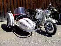 BMW-Beiwagenmaschine hat sich zur Oldtimerveranstaltung in M�nsteuer eingefunden; 120812
