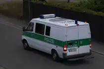 Mercedes Benz Kastenwagen der saarl�ndischen Polizei bie der Absicherung eines Schwertransports in �berherrn-Felsberg. 24.11.2012