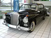 Mercedes Benz W189 300d. 1957 - 1962. Der representative 300´er wurde bereits auf der Frankfurter Automobilausstellung 1951 vorgestellt. Die Baureihen waren W 186 II (1951 - 1954), W186 III (1954 - 1955), W186 IV (1955 - 1957) und der abgelichtete W189 (1957 - 1962). Der W189 hatte eine l�ngere Karosserie und das Dach war im Hardtop Stil gestylt. Unter der Motorhaube werkelte immer noch der bew�hrte 6-Zylinderreihenmotor mit 2.996 cm� Hubraum. Durch die Verwendung einer Bosch-Einspritzpumpe stieg die Motorleistung allerdings auf 160 PS. Showroom eines Mercedes Benz H�ndlers in Essen am 16.12.2012.