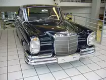 Mercedes Benz W112/3 300SE. 1961 - 1965. Der 300SE war das Topmodell der bereits 1959 vorgestellten W111 Baureihe (220, 220S & 220SE). Im Gegensatz zum 220 besteht der Motorblock aus Leichtmetall. Es wurde eine Luftfederung verbaut und der Wagen mit wesentlich mehr Chromzierrat ausgestattet. Der 2.996 cm� gro�e 6-Zylinderreihenmotor ist mit einer Bosch-Zweistempel-Einspritzpumpe ausger�stet und leistet 160 PS. Ab Januar 1964 erh�ht sich die Motorleistung sogar auf 170 PS. Showroom eines Mercedes Benz H�ndlers in Essen am 16.12.2012.