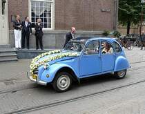 Hochzeit 2CV fotografiert beim Rathaus in Den Haag, Niederlande am 21-06-2008.