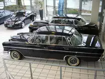 Profilansicht eines Mercedes Benz W112/3 300 SE. 1961 - 1965. Hier wurde ein Modell des letzten Baujahres abgelichtet, das schon 170 PS leistet. Showroom eines Essener Mercedes Benz H�ndlers am 16.12.2012.