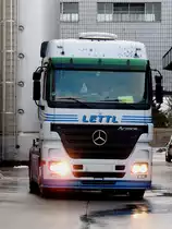 ACTROS 1848 von Lettl befindet sich nach erfolgter Zustellung wieder am Heimweg, (beste Gr�sse, u. allseits Unfallfreie Fahrt dem freundlichen Fahrer); 121216