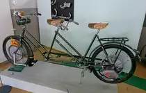 Motor-Tandem, Baujahr 1952, Motor vorn von Nordap mit 32ccm und 0,9PS, hinten ein Motor von Rabeneick mit 32ccm und 0,8PS, Hersteller unbekannt, Automuseum Schramberg, Mai 2012