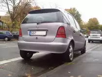 Mercedes-Benz A-Klasse -parkiert er richtig? 
Die h�lfte der Reife  h�ngt  im Luft, und die andere h�lfte muss zweimal mehr Druck tragen. 
Wie viel Platz gewinnt man so, hat es eigentlich Sinn?
(Aufnahmedatum 26.10.2012)