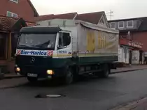 Bier Harlos am 15.11.2012 mit einem MB-814 LKW, der Werbung f�r Bitburger tr�gt und gerade ein Restaurant in Bad Bederkesa beliefert.