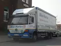 Bier Harlos mit einem MB Atego LKW am 21.09.2011 in Cuxhaven beim beliefern einer Kneipe.