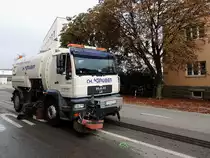 MAN LE18.220 mit Kehrmaschinenaufbau sorgt f�r saubere Stra�enz�ge; 120916