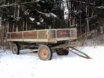 Landwirtschaftlicher Anh�nger wurde an einem Waldweg abgestellt; 121213