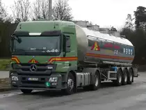 MB Actros MP3 1841 Tanksattelzug von  Steiner  aus Ungarn bei der Pause auf dem Rasthof Herrieden, 23.12.2012