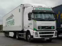 Volvo FH 440 mit K�hlauflieger von  Alpetrans  aus der Slowakei pausiert auf dem Rasthof W�rnitz, 23.12.2012