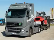 Volvo FH 500 der Fa. Hanselmann hat auf seinem Tieflader einen Gabelstapler geladen. Gesehen am 16.09.2012 in Crailsheim