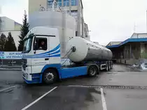 ACTROS 1848 von Lettl verl�sst mit dem entleerten Tankauflieger das Milchtrocknungswerk; 121216