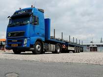 VOLVO FH 460 von STS wartet mit einer Ladung Betoneisen auf einen Entladetermin; 120517