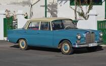 Ein Mercedes W110 200D Pkw aus dem Jahr 1968 in Costa Teguise/Lanzarote am 14.12.2012     gesehen.